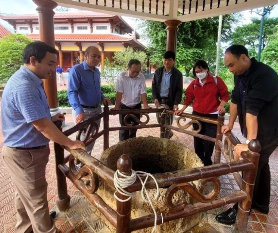 Du-khach-tham-quan-gieng-nuoc-o-Bao-tang